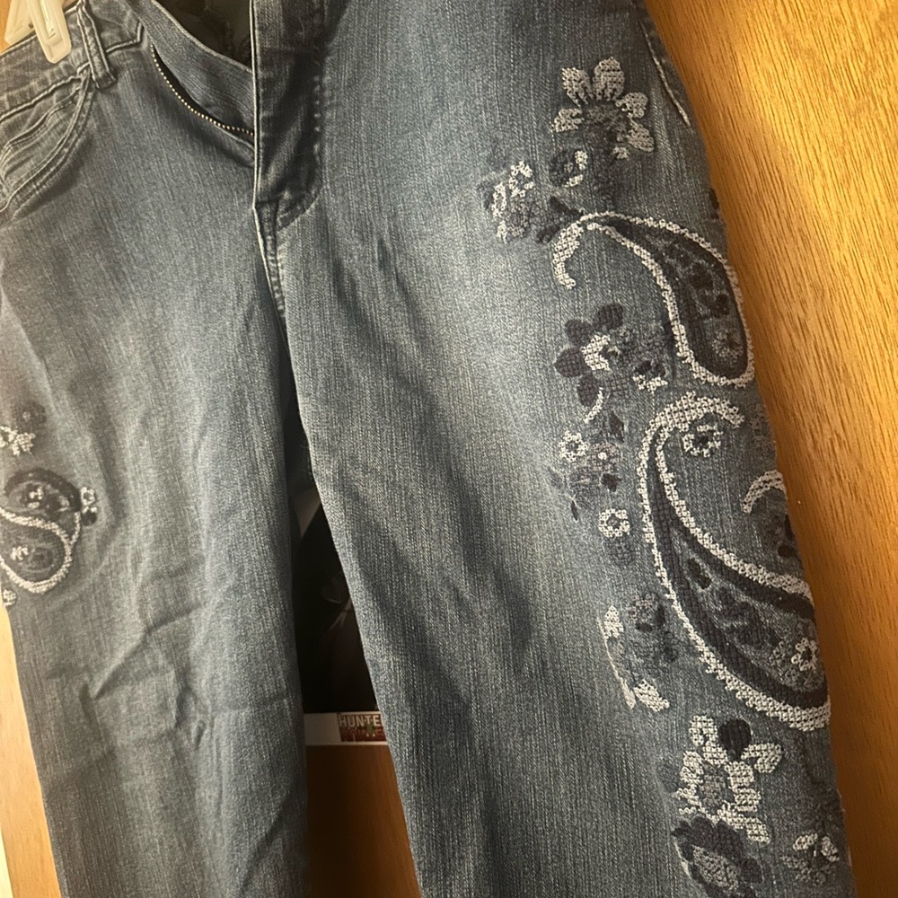 Gorgeous Embroidered Blue Jeans 💙 - Picture 7 of 9